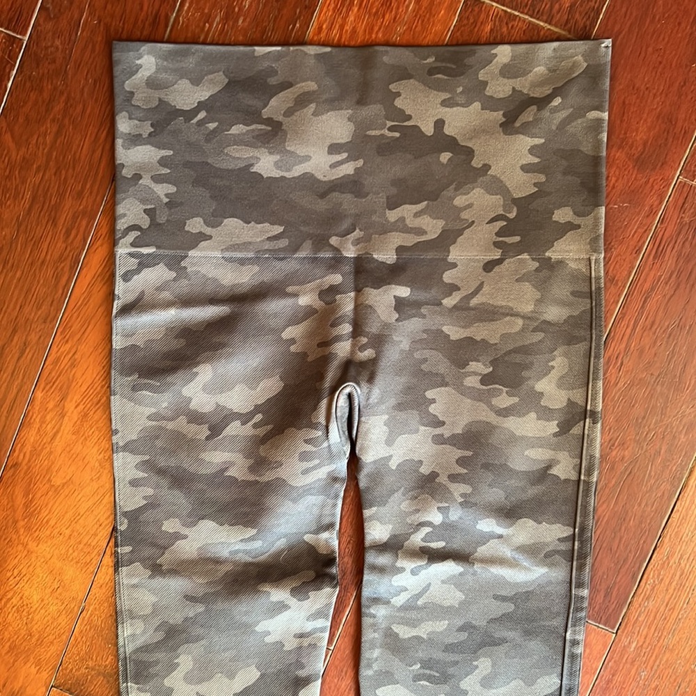 SPANX Look at‎ Me Now Seamless Cropped Leggings - Picture 7 of 10